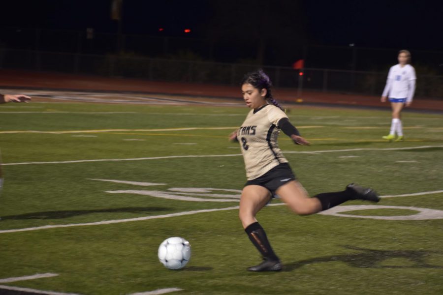 Ariel Ochoa (junior) lets loose a through ball to the front line. 